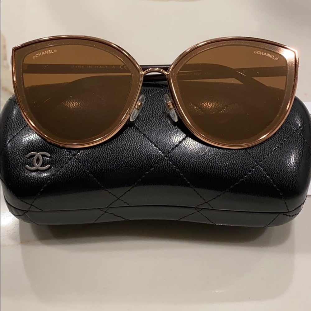 CHANEL Rosegold Sunglasses with Black Case - Picture 5 of 6